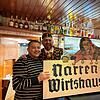 Entouarnt Polychronidis, Betreiber des Restaurants Helena, und Narrenwirt Markus Buhl bei der Übergabe des Narren-Wirtshausschilds.