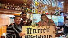 Entouarnt Polychronidis, Betreiber des Restaurants Helena, und Narrenwirt Markus Buhl bei der Übergabe des Narren-Wirtshausschilds.