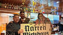Entouarnt Polychronidis, Betreiber des Restaurants Helena, und Narrenwirt Markus Buhl bei der Übergabe des Narren-Wirtshausschilds.