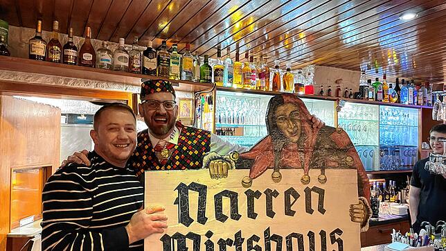 Entouarnt Polychronidis, Betreiber des Restaurants Helena, und Narrenwirt Markus Buhl bei der Übergabe des Narren-Wirtshausschilds.