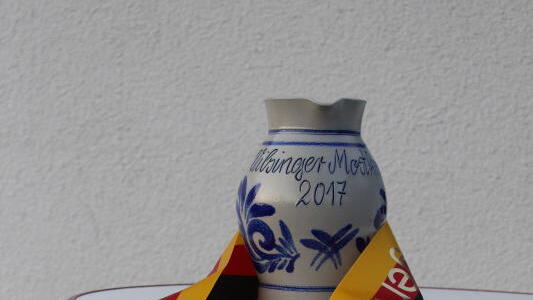 Die Trophäe: Mostkrug und Schärpe des Mostkönigs Vilsingen 2017.