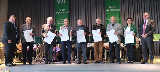 Sie sind seit 50 Jahren Landwirte oder Meisterinnen der ländlichen Hauswirtschaft: (von links) Franz Weiß, Hugo Rundel, Paul Laux, Willi ...