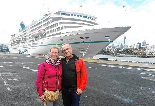 Christine und Peter Wehrle im März 2020 vor dem MV Artania in Sydney. Kurz darauf wurde das Paar aus Villingen mit knapp 200 weiteren ...