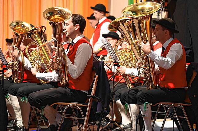 Musikalisch eröffnet der Musikverein Frohsinn den Festakt zu 100 Jahre vereintes Tennenbronn vor ganz großem Publikum.