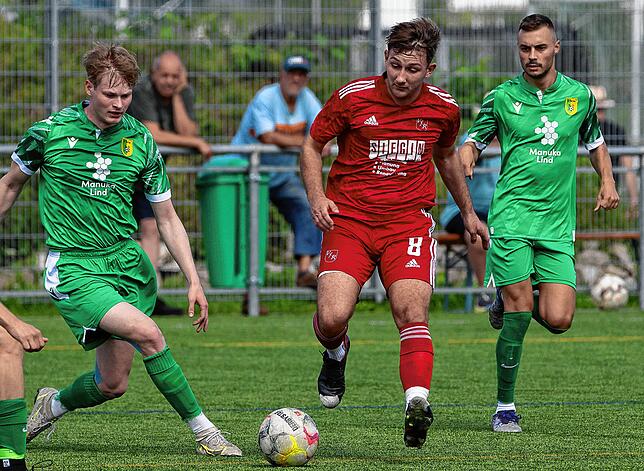 Erfolgsserie gestoppt: Joshua Kopp (links, gegen Timo Krumm) kassierte mit dem SV Herten beim 0:2 gegen den VfR Bad Bellingen die erste ...