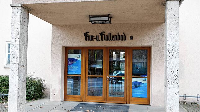 (Archivbild) Die Gerichtsmedizin hat untersucht, woran der siebenjährige Junge starb, der im Kur- und Hallenbad am Seerhein verunglückte.