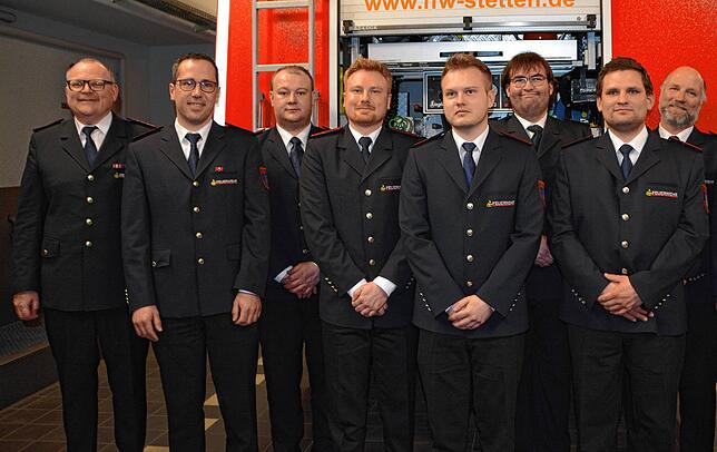 Kommandant Dagobert Heß sprach die Beförderungen aus an (von links) Fabian Ritzler, Florian Holitsch, Alexander Cerny, Benjamin Cerny, ...