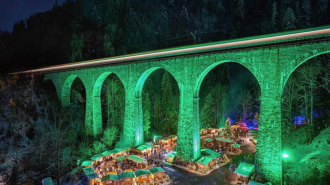 Die Brücke der Höllentalbahn bietet eine einzigartige Kulisse für den Weihnachtsmarkt in der Ravennaschlucht.
