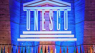 Die Fahnen der Mitgliedsländer stehen am 09.11.2015 im Unesco-Hauptquartier in Paris unter dem Schriftzug der UN-Organisation für ...