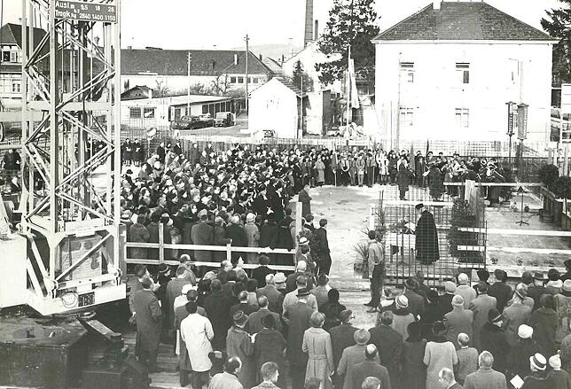Grundsteinlegung für den Neubau war am ersten Advent 1965. Das Interesse an diesem besonderen Gottesdienst war groß.