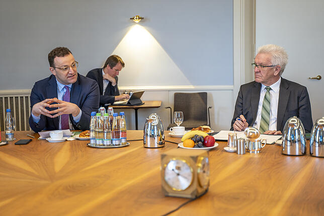 Jens Spahn (l, CDU), Bundesgesundheitsminister, sitzt bei einer Videokonferenz mit Mitgliedern des Kabinetts von Baden-Württemberg ...