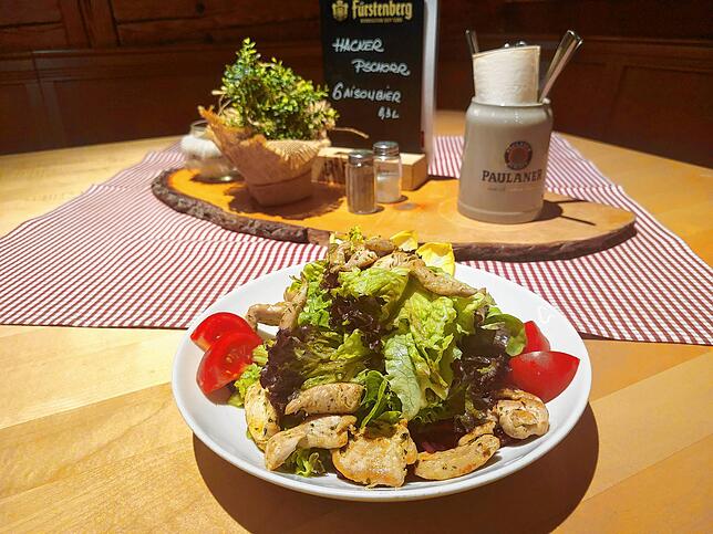 Der Sommersalat mit Reichenauer Salat, frischen Kräutern sowie gebratenen Hähnchenstreifen im Steg 4 für 19,90 Euro.