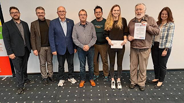 3. Platz: Über 2500 Euro freut sich die Erlebbare Umweltbildung Tiengen. Von links: Markus Baier, Waldshut-Tiengens OB Martin Gruner, ...