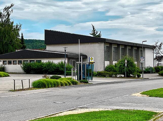 Die alte Hohenfelshalle steht mitten in Liggersdorf.