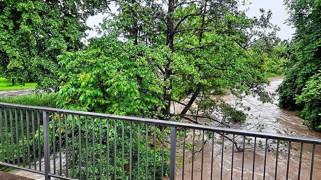 Hochwassereinsatz in Bermatingen am 1. Juni. Die Seefelder Aach überflutet die Ufer, wie hier bei der Brücke in Ahausen neben dem ...