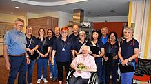 Riesig freut sich Elsa Emminger über den Besuch von Ortsvorsteher Peter Engesser und des Kirchenchors und über das vom Chor dargebotene ...