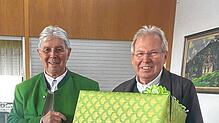 Pfarrgemeinderats-Vorsitzender Berthold Eschbach (links) überreichte Stadtpfarrer Matthias Kirner zum Jubiläum als Stadtpfarrer ein ...
