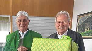 Pfarrgemeinderats-Vorsitzender Berthold Eschbach (links) überreichte Stadtpfarrer Matthias Kirner zum Jubiläum als Stadtpfarrer ein ...