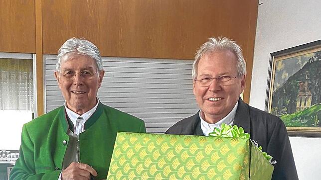 Pfarrgemeinderats-Vorsitzender Berthold Eschbach (links) überreichte Stadtpfarrer Matthias Kirner zum Jubiläum als Stadtpfarrer ein ...