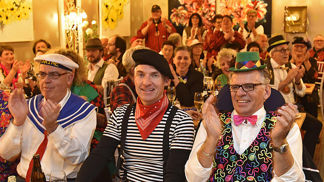 Beim Gaudimusikobed sorgt das &bdquo;s&lsquo;Fasnetkommando tritt&lsquo;s badische Herz&ldquo; für närrische Stimmung im Café Hengstler.