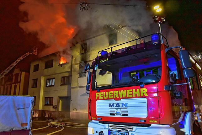 Auch die beiden Drehleitern aus Villingen und Schwenningen sind im Einsatz.