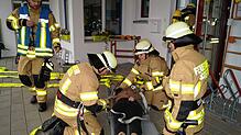 Die Stettener Feuerwehrleute sichern eine vermeintlich verletzte Person. Einige von ihnen sind erfahren, Jungfeuerwehrmann Robin ...