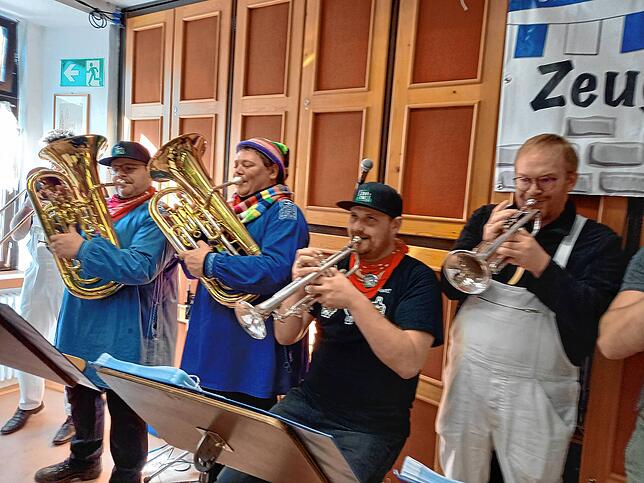 Klare Sache, dass die Stadtmusik ihren hohen Gast musikalisch begrüßt.