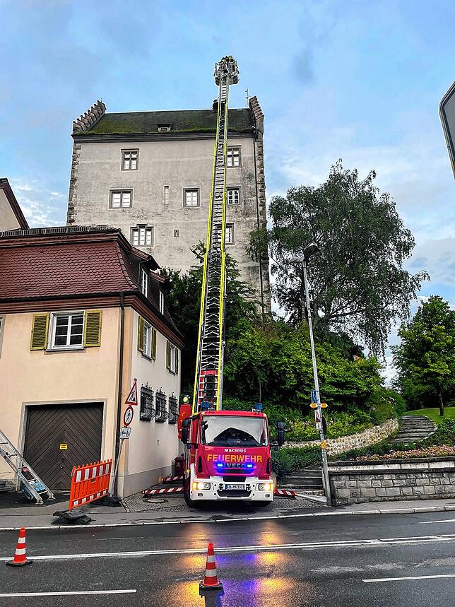 Einsatz zur Storchenrettung am Donnerstagabend am Bischofschloss. Die Drehleiter kommt zum Einsatz.