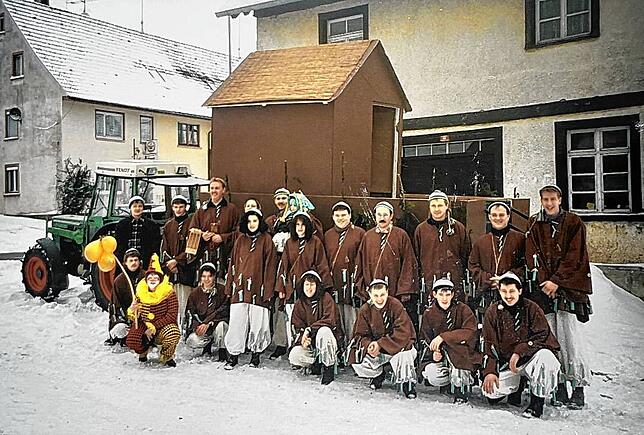 Der Narrenverein Wäsenstecher Ruhestetten am Schmotzigen Dunschdig im Jahr 1996 bei der ersten Rundreise im Ort. Archivbild: Narrenverein