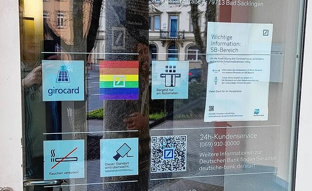 Relikt aus Corona-Zeiten an der Tür der Deutschen Bank in Wehr: Ein Schild erinnert an die Abstandsregeln.