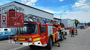 Aktuell ist die Singener Feuerwehr in der Singener Südstadt mit Drehleitern und dem Gefahrgutzug im Einsatz. Bei der Firma Okle haben ...