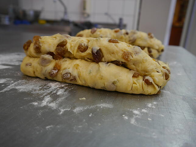 Ein Christstollen, so wie er früher von Hand geformt worden ist.