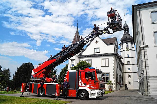 Die neue Drehleiter ist der Stolz der Freiwilligen Feuerwehr Allensbach. Das Gelände des Klosters Hegne bildet einen idealen Übungsort.