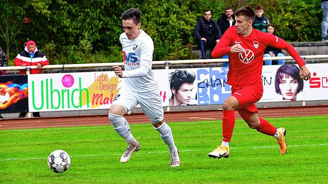 Matchwinner: Bruno Golic (links auf dem Archivbild, gegen Tiengens Marius Granacher) war an drei der vier Tore des FC Erzingen beim 4:1 ...