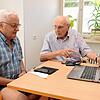 Hermann Weber ist von Beginn an bei den 1998 gegründeten Computersenioren dabei. Er gibt Wolfgang Spiegel Ratschläge am Computer.