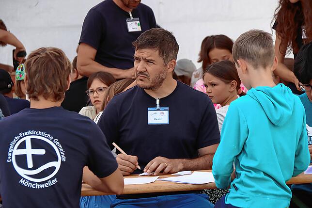 Bei den Kinderbibeltagen der Evangelisch Freikirchlichen Gemeinde ist Heinz Noche bereits mittendrin dabei. Mit einer Gruppe Kinder hat ...