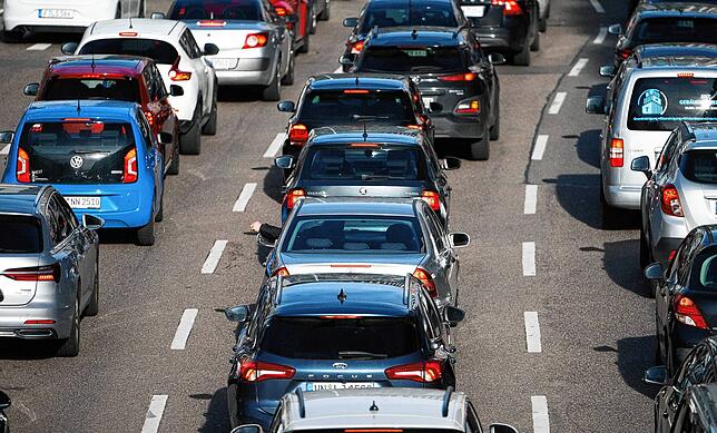 38 Cent je Kilometer erhalten Arbeitnehmer ab 2026 als Pendlerpauschale vom Finanzamt erstattet. Im Moment sind es noch 30 Cent.