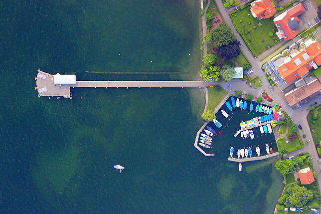 Sieht aus wie eine E-Gitarre: Der Hafen von Hagnau