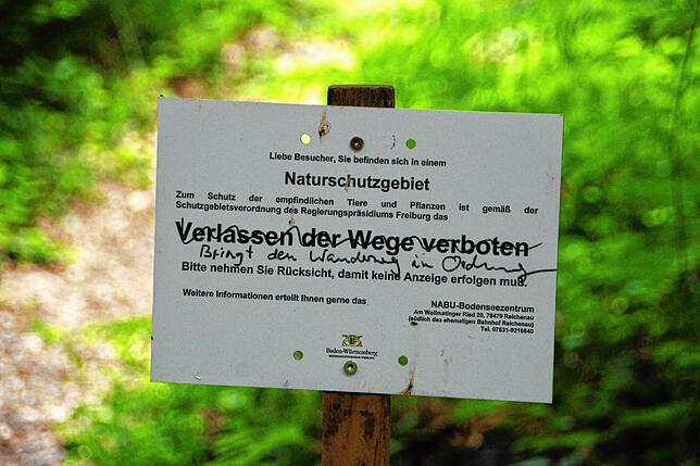 Ein Hinweisschild beim Dingelsdorfer Weiher – überschrieben mit dem Hinweis: Bringt den Wanderweg in Ordnung. Was genau damit ...