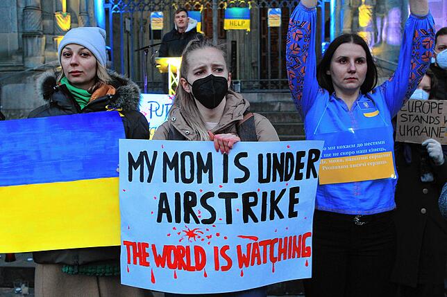 Verzweiflung: Ukrainerinnen bei der Demo auf dem Konstanzer Münsterplatz.