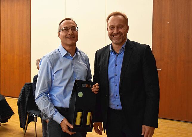 Bürgermeisterstellvertreter Alessandro Ribaudo erhält Dank und ein Geschenk von Bürgermeister Matthias Weckbach.