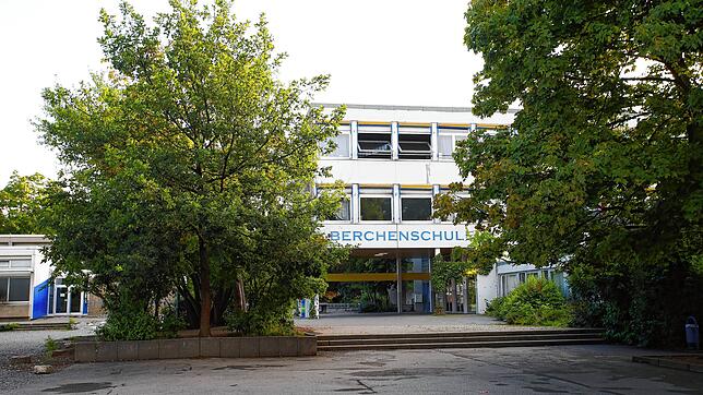 Bild : Tritte gegen den Kopf! 16-Jähriger wird vor der Berchenschule schwer verletzt
