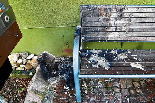Unten am Boden und auf einer Sitzbank hat der Fassadenbrand ebenfalls Schaden hinterlassen.