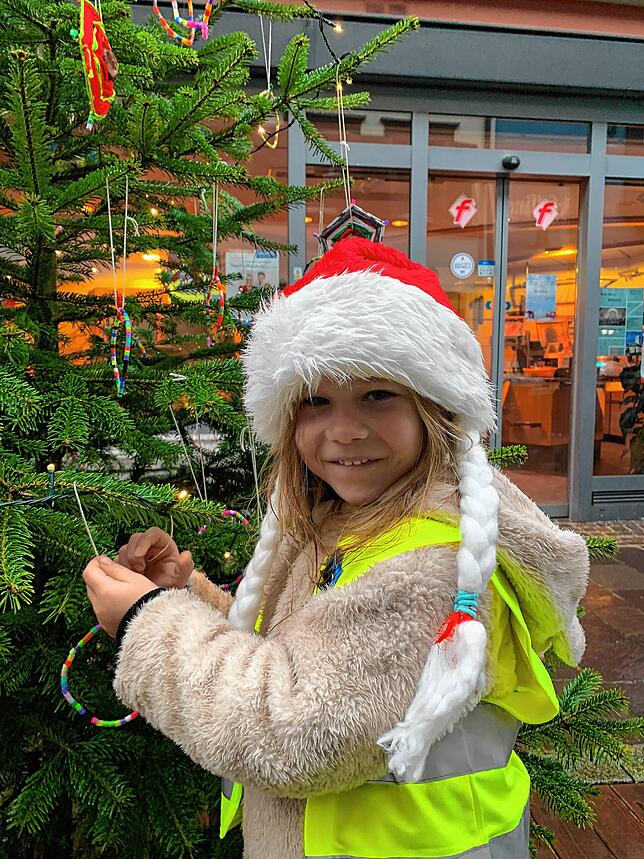 Jeder Kindergarten hat seinen eigenen Baum, den die Kinder mit kreativem Baumschmuck behängen.