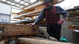 Robert Peter repariert noch rechtzeitig vor der Fastnacht das Fuhrwerk, auf dem der Stammen der Pflumeschlucker transportiert wird. Ein ...