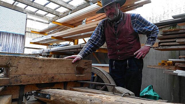 Robert Peter repariert noch rechtzeitig vor der Fastnacht das Fuhrwerk, auf dem der Stammen der Pflumeschlucker transportiert wird. Ein ...