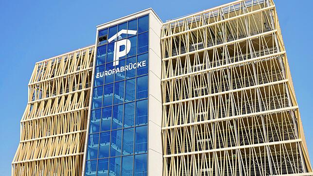 24 Meter hoch, 750 Pkw-Stellplätze: Das neue Parkhaus an der Europabrücke wurde am 2. Juli offiziell eröffnet – pünktlich und im ...