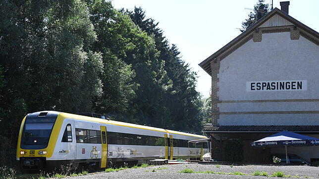 Schon lange hält am Bahnhof in Espasingen kein Zug mehr &ndash; viele Einwohner des Ortes wünschen sich genauso lang, dass die ...