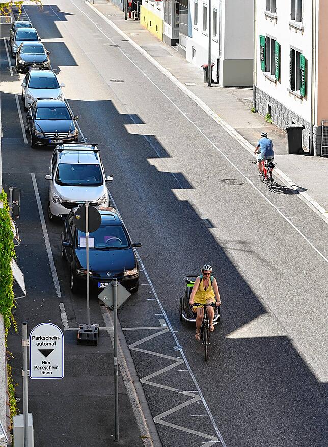 Die Parkplätze an der Bismarkstraße werden nach der Fertigstellung des Radwegestreifens nicht mehr vorhanden sein.