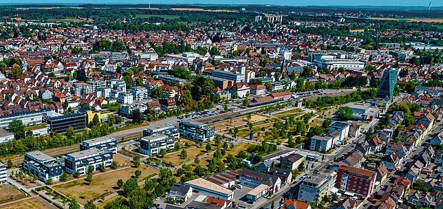 Im Rahmen der Landesgartenschau ist entlang der Bahnlinie ein langer Grünstreifen in Schwenningens Mitte entstanden. An der Spitze ganz ...
